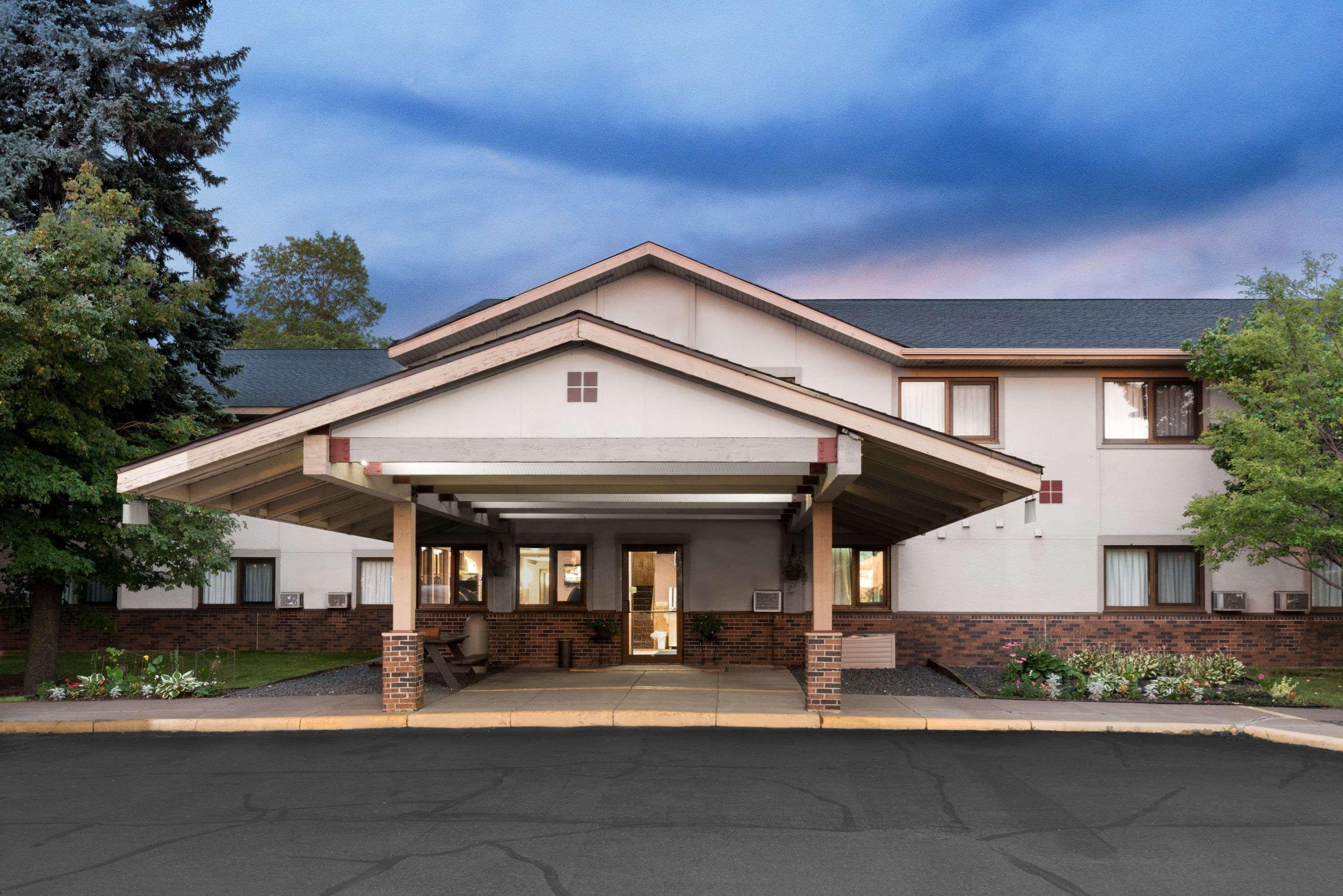 Super 8 By Wyndham Duluth Hotel Exterior photo