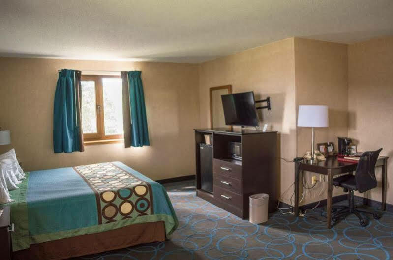 Super 8 By Wyndham Duluth Hotel Exterior photo